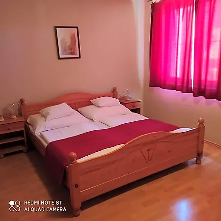 Couette-café Bacchus Panzio 3*