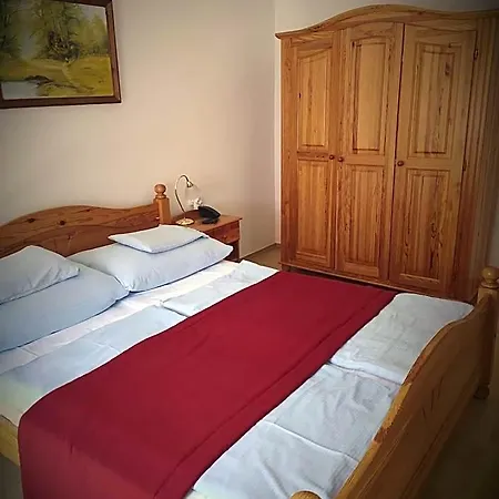 Couette-café Bacchus Panzio 3*